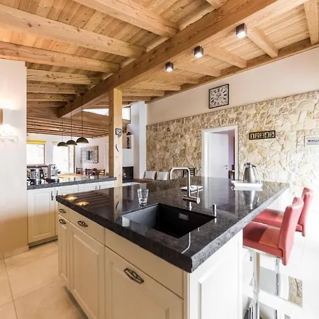 Rugiada Villa *